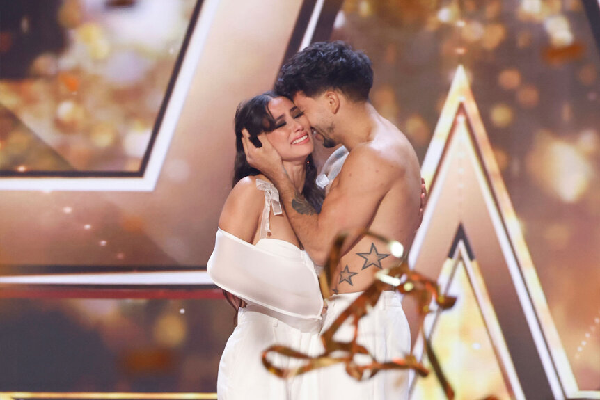 Simon Cowell Gives Golden Buzzer to Injured Aerialists: “The Definition of Courage”